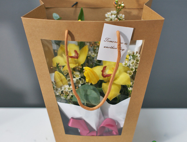 Compozitie in burete floral cu lalele galbene, orhidee galbene si waxflover foto